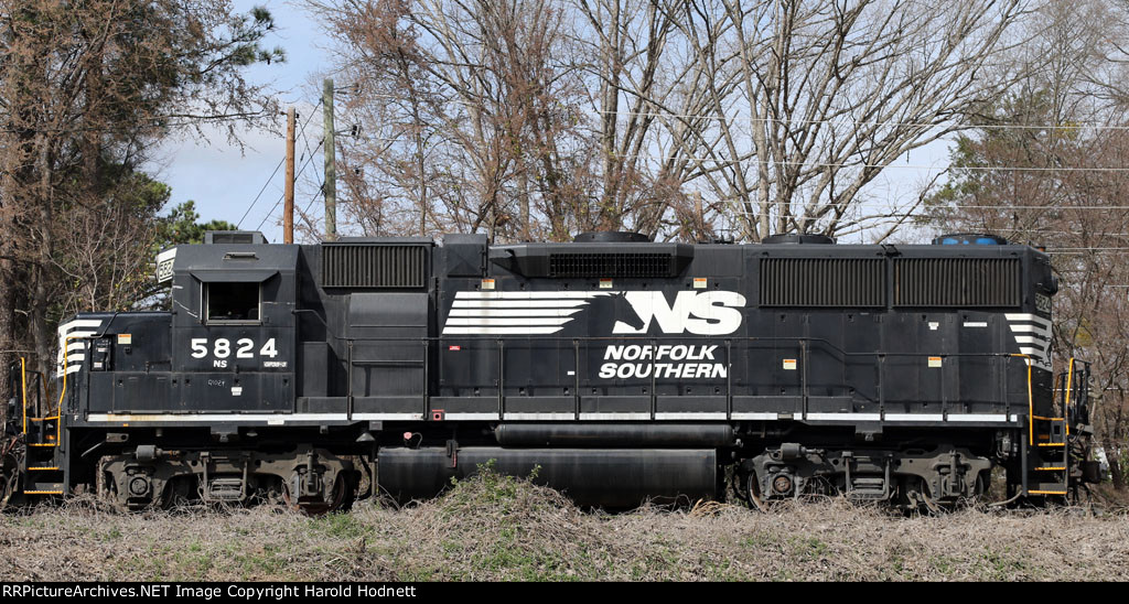 NS 5824 pushes train E60 into the yard